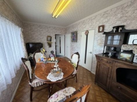 春採4丁目◎静かで落ち着いた環境で広々とした6LDK中古住宅♪の洋室|クラシックな家具が映える広々としたダイニング。