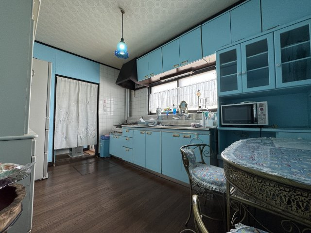 春採4丁目◎静かで落ち着いた環境で広々とした6LDK中古住宅♪のキッチン|収納豊富な明るい水色のキッチン。料理が楽しくなる広々設計。