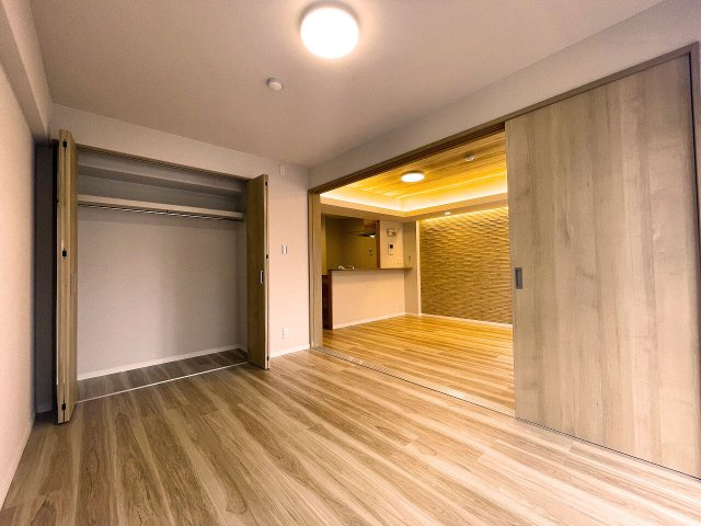 【洋室】 | レクセルマンション石神井公園（成増店） | 取り込んだ衣類をハンガーごと収納可能な大型クローゼット