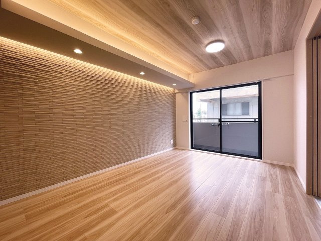 【居間・リビング】 | レクセルマンション石神井公園（成増店） | 折上天井と間接照明が織りなすムーディーな空間。
調湿機能と脱臭効果を持つエコカラットを採用