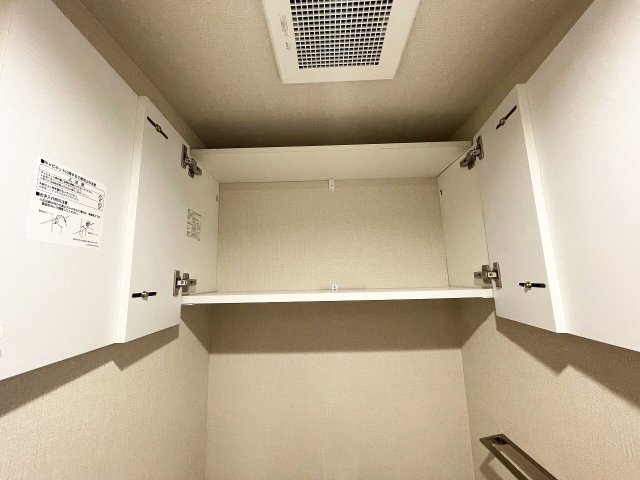 【トイレ】 | レクセルマンション石神井公園（成増店） | ペーパーやお手入れ用品等の収納に便利な吊戸棚付