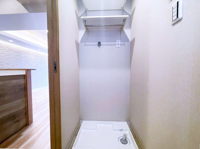 【独立洗面台】 | レクセルマンション石神井公園（成増店） | 洗濯パン上部のハンガーパイプ付可動棚でお洗濯が快適に。