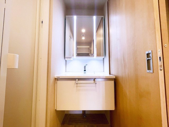 【独立洗面台】 | レクセルマンション石神井公園（成増店） | 下部にヘルスメーターやダストボックスが置ける三面鏡付洗面化粧台