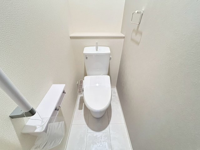 リーブルガーデン　一宮市第1千秋町　全1区画分譲のトイレ|超表面平滑加工とイオンパワーの「セフィオンテクト」加工で、汚れが付きにくく落ちやすい仕様で清潔です。
便器にフチがないので汚れが隠れて見えない部分がありません。お手入れがとってもラクラクです。