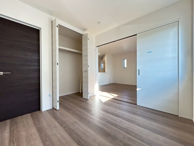 リーブルガーデン　一宮市第1千秋町　全1区画分譲の洋室|全居室にたっぷり収納できる大型クローゼット、居室部分の窓ガラスには間に空気層を設けたペアガラスを採用。
高い断熱性と共にガラス面の結露対策にも効果を発揮します。