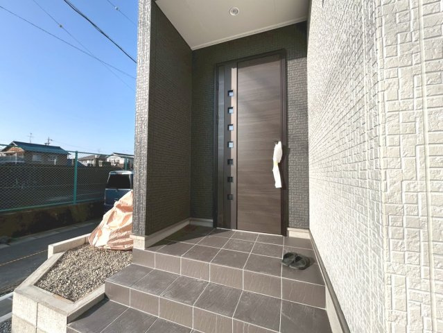 リーブルガーデン　一宮市第1千秋町　全1区画分譲の玄関|【ピッキング防止機能付き玄関ドア錠】玄関ドアの鍵は上下に２つあり、内側の下段は脱着サムターンキー。
鍵を不正に開錠されても、もう１つの鍵でピッキングを防ぎます。防犯性の高い仕様になっています。