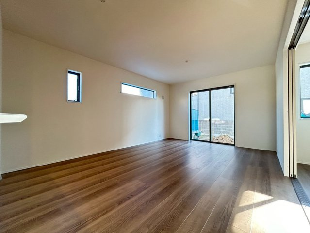 リーブルガーデン　一宮市第1千秋町　全1区画分譲の居間・リビング|明るい日差しをふんだんに取り込んだリビングダイニングは家族の笑顔につつまれた素敵な空間になります。
一建設の家は精度が高く丈夫な工法を採用し、「住宅トップランナー基準」に対応しています。