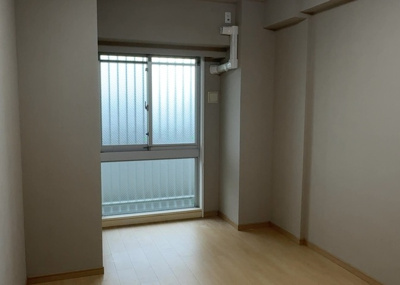 【洋室】 | アクシア八王子ピュアマークス | 洋室のメリットは重い家具が置きやすく、身の回りが整理しやすいことです。 床がフローリングのため畳とは異なり凹みにくいです。 クローゼットなど収納が豊富で、普段使わない旅行カバンや服の整頓も簡単にです。