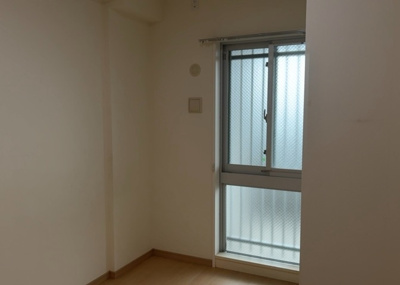 【寝室】 | アクシア八王子ピュアマークス | 寝室でゆっくりと過ごすためにはベッド周りの適度な空間を担保することや窓の位置、照明の明るさ、寝室の広さなどを考える必要があります。自身や家族の構成とライフスタイルに併せて寝室にする部屋を選びましょう！