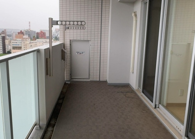 【バルコニー】 | アクシア八王子ピュアマークス | バルコニーは、室外の専用スペースのうち、「屋根がなく開放された空間」であるものを指します。ベランダより広いタイプのものが多く、日当たりもよいため家庭菜園などを楽しみたい人にとって適した環境となります。