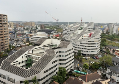 【展望】 | アクシア八王子ピュアマークス | 眺望の良さを楽しめるダイニングキッチンで家族団らんの時間を過ごしてはいかがでしょうか。バルコニーから見える景色を家族で眺める時間は、時間が経つのを忘れてしまいそうですね。是非、現地を見に行きましょう！