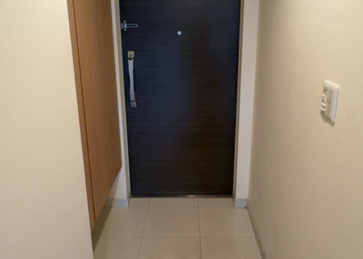 【玄関】 | アクシア八王子ピュアマークス | 玄関は家の顔でもあり、家族以外の目にも止まる場所です。玄関は外との間を仕切る扉、靴などをしまっておく収納スペース、靴脱ぎのたたきスペース、来客とのやり取りをするドアホンなど複数のアイテムからなります。