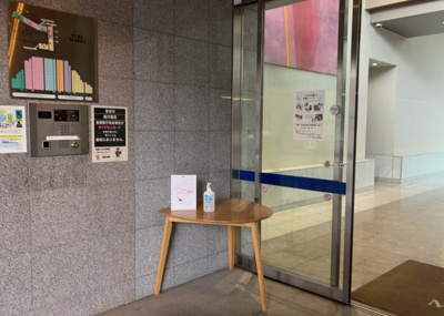 【エントランス】 | アクシア八王子ピュアマークス | マンションのエントランスには、もともと風よけや防犯の役割がありますが、マンションによって宅配ボックスなどの設備が備わっている所もあります。日々の生活をイメージしながら生活しやすさをチェックしましょう。