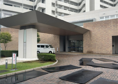 【現況写真】 | アクシア八王子ピュアマークス | 外観はマンション管理がされているかの目安になります。築年数が古いと、壁面は劣化してひび割れが生じることも！建物が古びていても細かいところが修繕されていると、きちんと管理されているなぁと感じるでしょう。