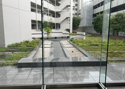 【中庭】 | アクシア八王子ピュアマークス | 中庭（パティオ）とは、一つの建築物の内部に設けられた、壁などで囲われている庭のことを指します。コの字型、ロの字型が主流ですが、L字型の中庭もあります。最近では、インテリア性の高さからも人気があります。