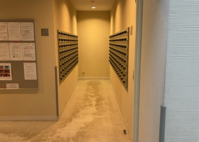 【設備】 | アクシア八王子ピュアマークス | エントランス付近に設置されている集合ポストは、住んでいる部屋と離れているため、ポストをあさるなど誰かに何かされていても被害に気づきにくいです。入居する時には他人に特定されにくい番号で鍵をかけましょう！