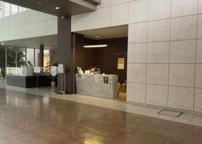 【受付】 | アクシア八王子ピュアマークス | 受付はマンションコンシェルジュがいる場合もあれば、管理人が滞在する小部屋を総称して呼ぶことがあります。主にエントランスに設置されていることから、防犯面でも期待ができます。防犯設備がない場合はより安心！