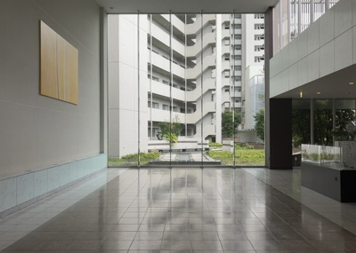 【ロビー】 | アクシア八王子ピュアマークス | ロビーというと、エントランスと何がちがうの？と思いますよね。実はロビーとエントランスには明確な決まりはありません。物件によっては、エントランスを入って広がるある程度の広さのある空間がロビーとなります。