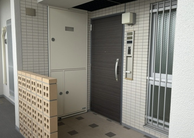 【その他共用部分】 | アクシア八王子ピュアマークス | 共有部分は、住民なら誰もが使える設備のこと。例えば駐車場やエレベーター、インターネット設備、セキュリティ設備などがあります。他にも、マンションの廊下・外部階段やエントランス・ゴミ置き場などがあります。