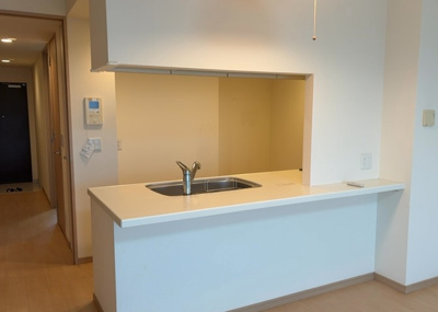 【キッチン】 | アクシア八王子ピュアマークス | L型アイランドタイプは、キッチンからダイニングにもリビングにも目が行き届くので、とても使いやすい配置です。L字型独立タイプは、キッチンを独立させてるためLDKというよりもLDといった様なイメージです。