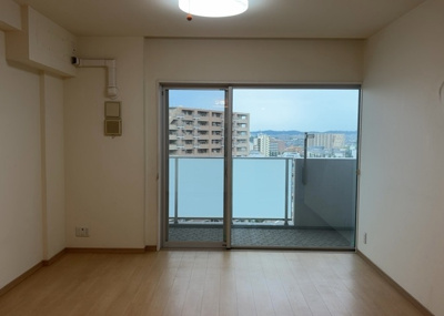 【居間・リビング】 | アクシア八王子ピュアマークス | 直線タイプはLとDKを一直線に並べた形で対面キッチンのタイプです。一般的なのでよく見かけるかもしれません。直線タイプに似た直接アイランドタイプは、キッチンとダイニングの間に壁がない分広く感じられます。