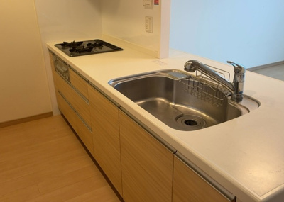 【キッチン】 | アクシア八王子ピュアマークス | 標準的なシステムキッチンの横幅は、165cm～300cm程度です。2100・2400・2550・2700などミリ単位で表記されます。普段どのように料理をするのかを想定しながら合ったサイズを選びましょう