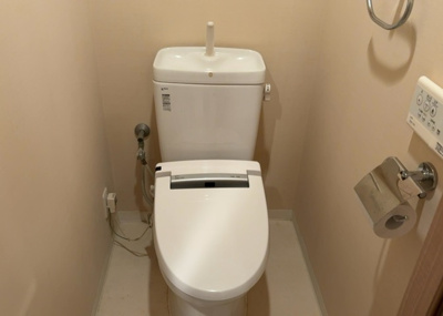 【トイレ】 | アクシア八王子ピュアマークス | トイレは大きさや形、機能、抗菌性などが異なる多種多彩なタイプが各メーカーから出ています。それぞれに良さがあるため、事前にどういったタイプのトイレがいいのかをご家庭内で決めて、内見に行くといいでしょう。