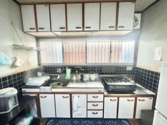 【キッチン】 | 滋賀県長浜市三田町　中古戸建　作業場・倉庫付き | 【キッチン】窓があることで風通しがよく、換気がしやすくなります。また吊戸棚も備えているため、キッチン回りを清潔に保てます。