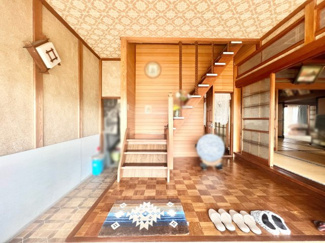 【玄関】 | 滋賀県長浜市三田町　中古戸建　作業場・倉庫付き | 【玄関】広々とした土間付きの玄関は、靴だけではなく自転車などを置いておくことも出来ます。また直接DKに行くことができます。