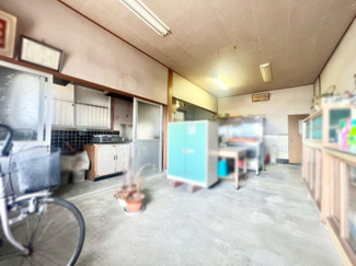 【内装】 | 滋賀県長浜市三田町　中古戸建　作業場・倉庫付き | 【作業場】収納が2つ備えられている作業場は、収納スペースや趣味のアトリエとしても活用可能です（＾◇＾）