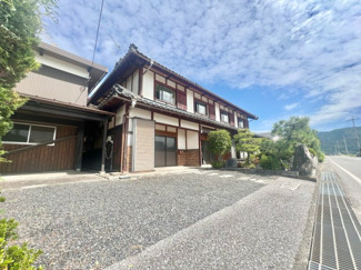 【駐車場】 | 滋賀県長浜市三田町　中古戸建　作業場・倉庫付き | 【駐車場】前道が8ｍもあり、駐車が苦手な方でも安心ですね(^^♪
また総台数8台駐車可能なため、大家族や来客にも対応できます。