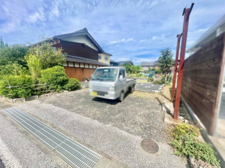 【駐車場】 | 滋賀県長浜市三田町　中古戸建　作業場・倉庫付き | 【駐車場】一度、実際にご覧になってみませんか？暮らしやすい周辺環境も含め、スタッフがご案内いたします。お家探しの第一歩としてでも大丈夫です(^^)/お気軽にお問い合わせ下さいね♪