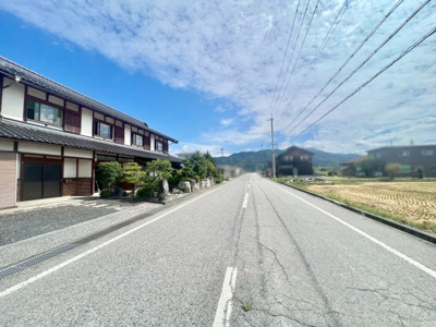 【前面道路含む現地写真】 | 滋賀県長浜市三田町　中古戸建　作業場・倉庫付き