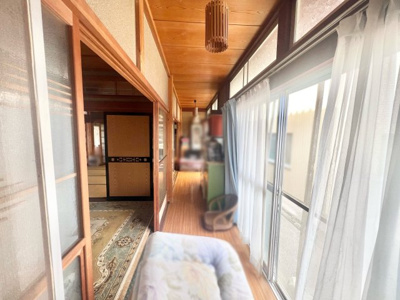 【内装】 | 滋賀県長浜市三田町　中古戸建　作業場・倉庫付き | 【縁側】北側の縁側には収納スペースがあり、縁側を広く綺麗にお使いいただけます。