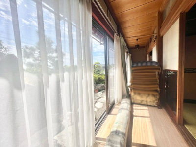 【内装】 | 滋賀県長浜市三田町　中古戸建　作業場・倉庫付き | 【縁側】南向きのこちらの縁側は、暖かい日差しを浴びながら綺麗な庭園を眺め、ほっと一息できます。