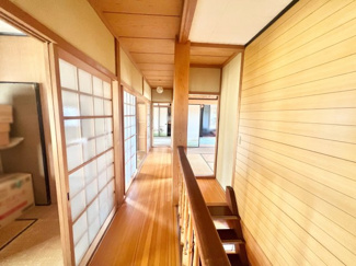 【内装】 | 滋賀県長浜市三田町　中古戸建　作業場・倉庫付き | 【2階廊下】2階は7部屋ございますので、家族それぞれのプライベートが守られますね。