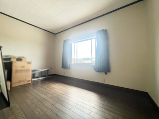 【洋室】 | 滋賀県長浜市三田町　中古戸建　作業場・倉庫付き | 【2階洋室：6.5帖】南向きの窓から差し込む光がお部屋を明るくしてくれます。