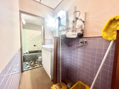 【洗面所】 | 滋賀県長浜市三田町　中古戸建　作業場・倉庫付き | 【独立洗面所】（株）ゆいホームでは、ご購入・ご売却・住宅ローンなどのあらゆるご相談にお応えします。まずはお気軽にお電話下さい。