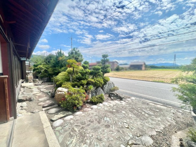 【前面道路含む現地写真】 | 滋賀県長浜市三田町　中古戸建　作業場・倉庫付き