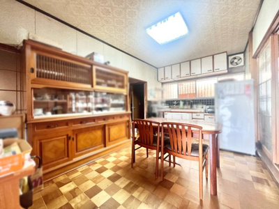 【キッチン】 | 滋賀県長浜市三田町　中古戸建　作業場・倉庫付き | 【ダイニング】土間からも出入りできる便利なDK♪隣接する和室とも繋がっており、開放的なダイニングです。