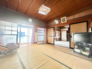 【和室】 | 滋賀県長浜市三田町　中古戸建　作業場・倉庫付き | 【1階和室：8帖】DKに隣接しているこちらの和室は、リビング代わりにご使用頂くことも可能！
縁側にも繋がっているため、ゆったり寛げる空間です。