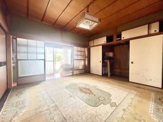 【和室】 | 滋賀県長浜市三田町　中古戸建　作業場・倉庫付き | 【1階和室：8帖】こちらの和室には大容量の押入れがあり、来客用のお布団やシーズンオフの生活用品をすっきり収納できます(^^♪