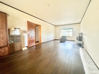 【洋室】 | 滋賀県長浜市三田町　中古戸建　作業場・倉庫付き | 【2階洋室：16帖】16帖の広々とした洋室は、主寝室や趣味の空間に適しています。2面採光の窓から差し込む光が室内を明るく快適にします。