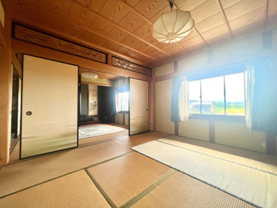【和室】 | 滋賀県長浜市三田町　中古戸建　作業場・倉庫付き | 【2階和室：7.5帖】階段を上がってすぐの南向きの和室は、日当たり良好でお子様のお部屋にもお使いいただけます。また奥の6帖和室と繋げて13.5帖の広々空間としても利用可能(^^)!