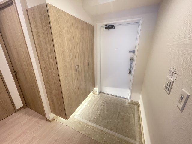 ロイヤルメドゥ香里園タワーの玄関