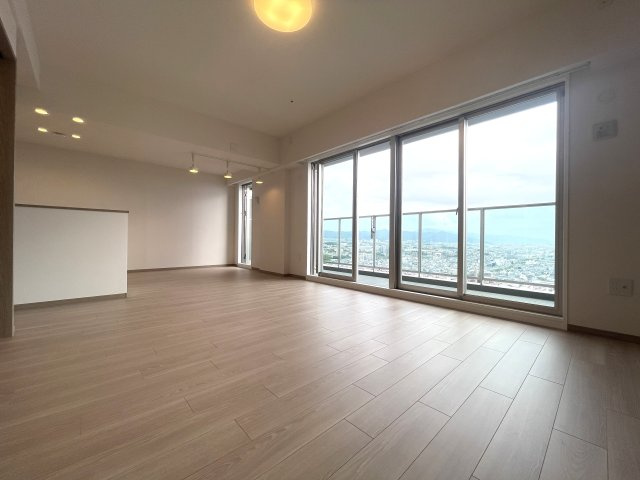 ロイヤルメドゥ香里園タワーの居間・リビング