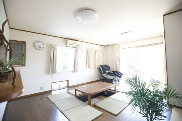 東金市堀之内　中古戸建の居間・リビング|敷地約130坪   6SLDK 駐車3台可能　増築約59.82㎡あり　ご見学は事前予約調整が必要です