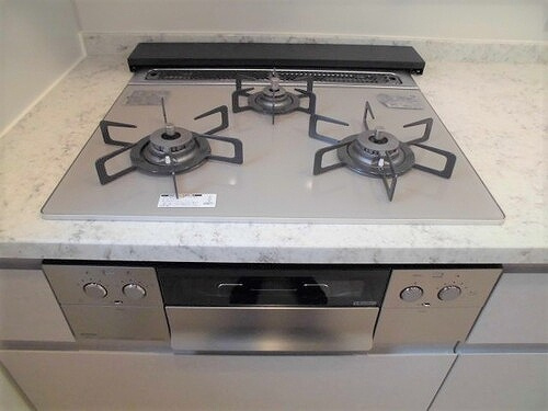 ワコーレフェリズ西岡本の設備|三口ガスコンロ、グリル