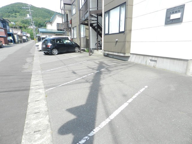 ベルシーヌ美園の駐車場