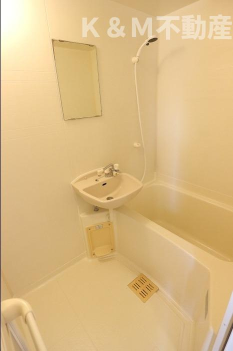 フラッツ・シゲの浴室|日々の疲れを癒すお風呂付です